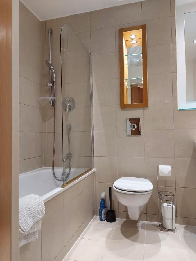 City 2 Bed, 2 Bath, Free Parking & Wifi シェフィールド エクステリア 写真