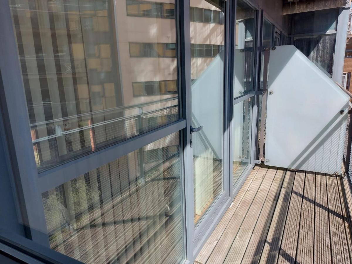 City 2 Bed, 2 Bath, Free Parking & Wifi シェフィールド エクステリア 写真
